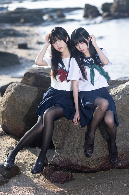 &三無人型 水手服百合黑丝 - 不呆猫